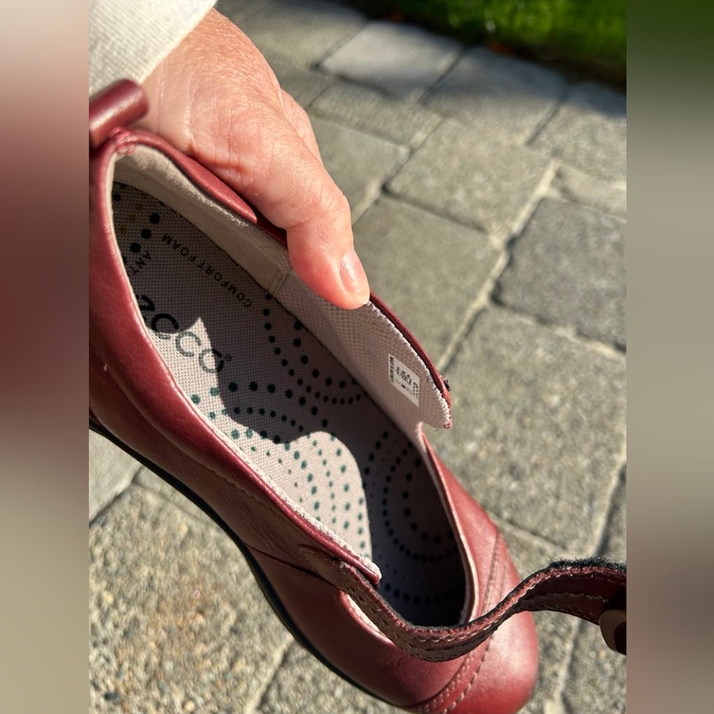 Ecco Shoes - Picture 2 of 4